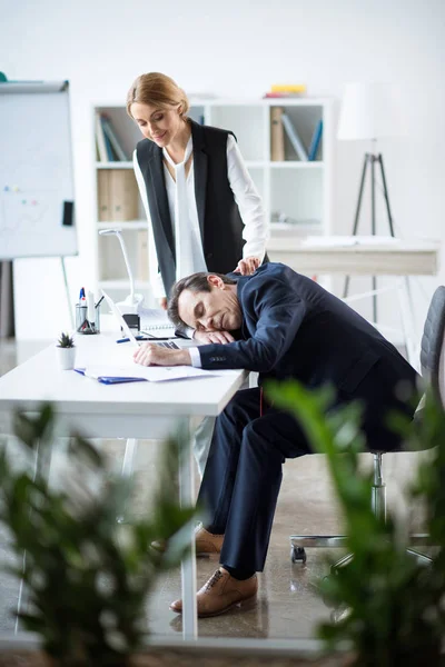 Empresaria y hombre de negocios dormido —  Fotos de Stock