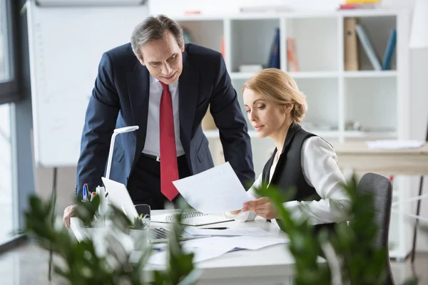 Businesspeople discussing documents — Stock Photo, Image