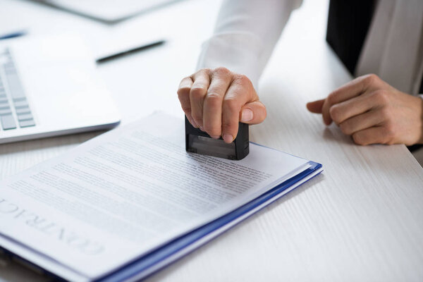 Contrato de estampación de mujer de negocios — Foto de Stock