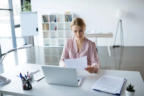 Serious businesswoman working with documents — Stock Photo, Image