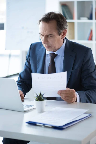 Uomo d'affari che lavora in ufficio — Foto Stock