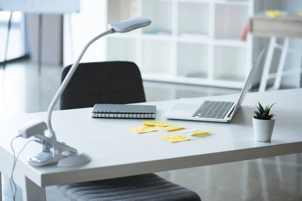 Ordenador portátil en el lugar de trabajo —  Fotos de Stock