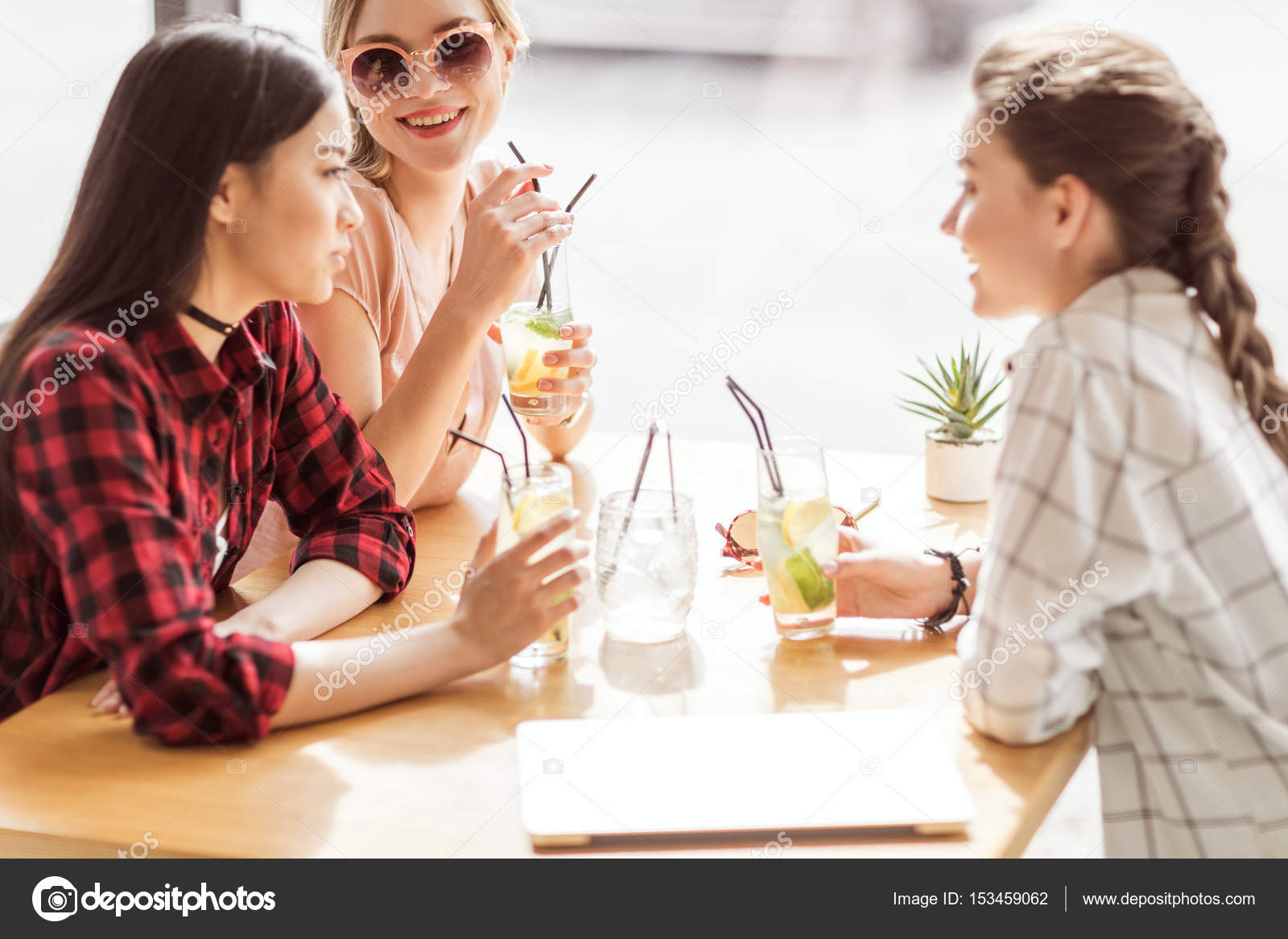Mädchen im cafe kennenlernen