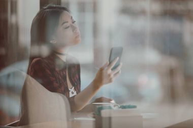 Asyalı kız Smartphone kullanarak