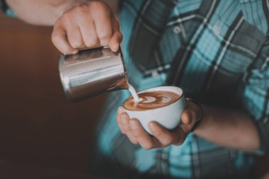 Barista kahve içine dökülen süt