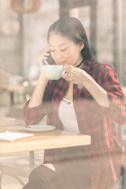 Asyalı kız kahve içme