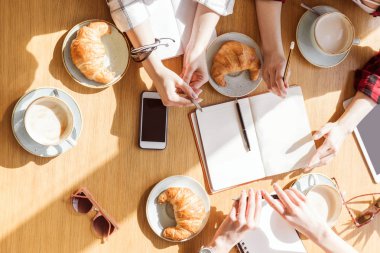 Kahve molası oturan kadın