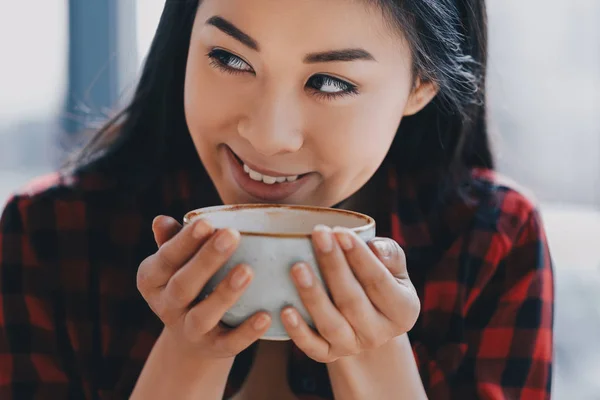 Asian girl drinking coffee — Stock Photo, Image