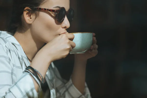 Girl drinking coffee — Stock Photo, Image