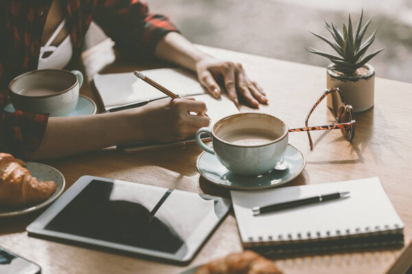 человек обедает
 