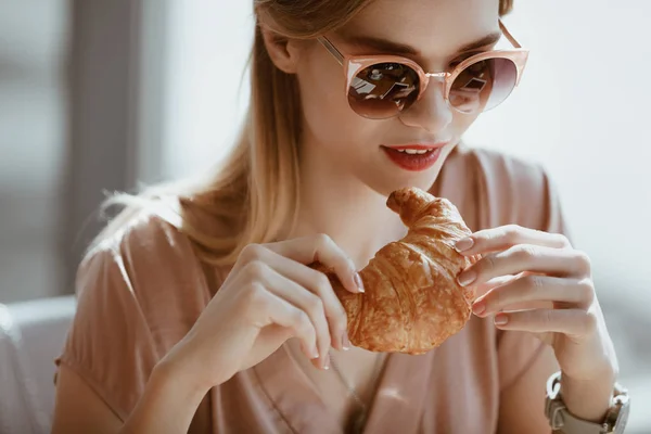 Chica con croissant en la cafetería —  Fotos de Stock