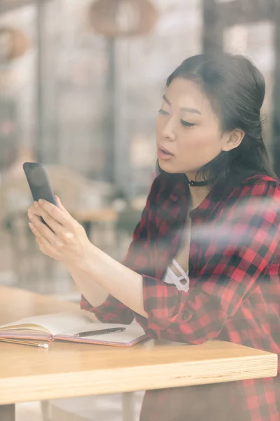 Estudiante asiático usando smartphone — Foto de stock gratuita