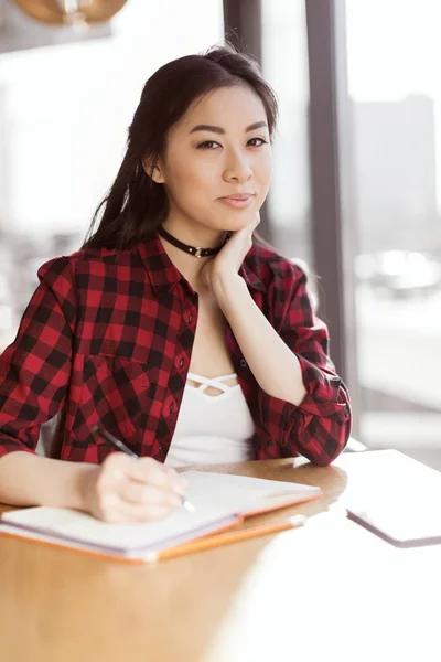 Asiático estudiante estudiar en café — Foto de Stock