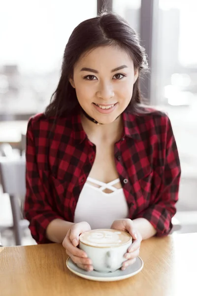 Азиатка пьет кофе — стоковое фото