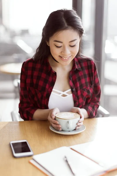 Asiatique fille boire café — Photo