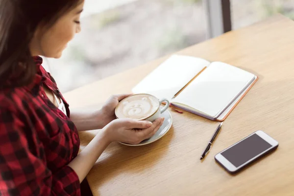 Asian girl drinking coffee — Free Stock Photo