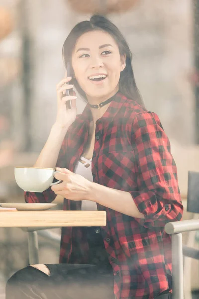 Азиатка пьет кофе — стоковое фото