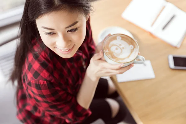 커피를 마시는 젊은 여자 — 스톡 사진