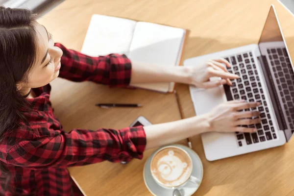 Mujer joven con portátil — Foto de Stock