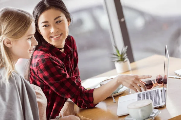 Jeunes femmes utilisant un ordinateur portable — Photo