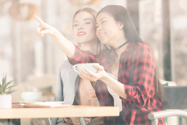 Young women drinking coffee — Free Stock Photo