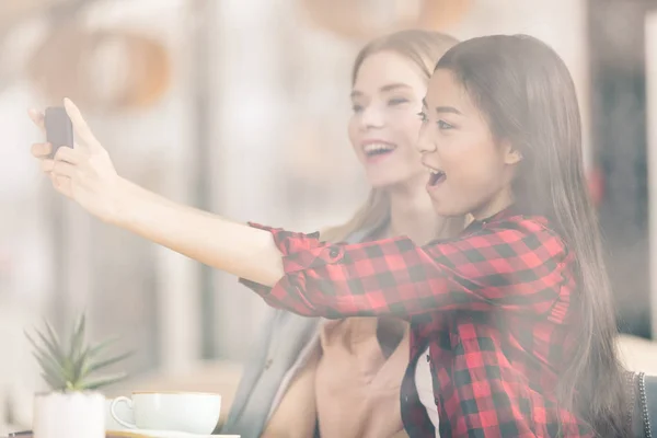 Young women using smartphone — Stock Photo, Image