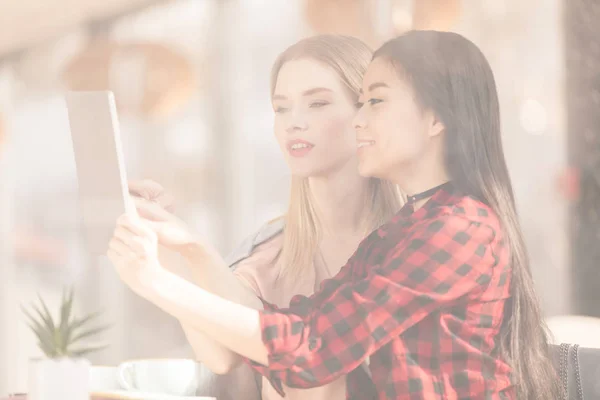 Meninas usando tablet digital — Fotografia de Stock