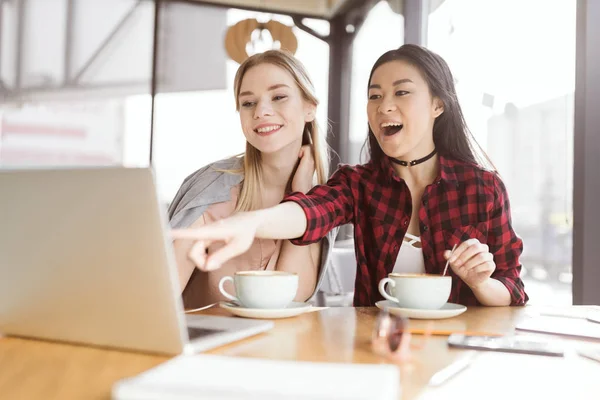 Unga kvinnor dricker kaffe — Stockfoto