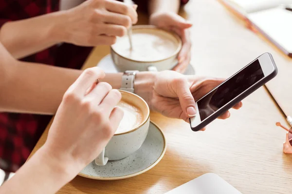 Young women drinking coffee — Stock Photo, Image