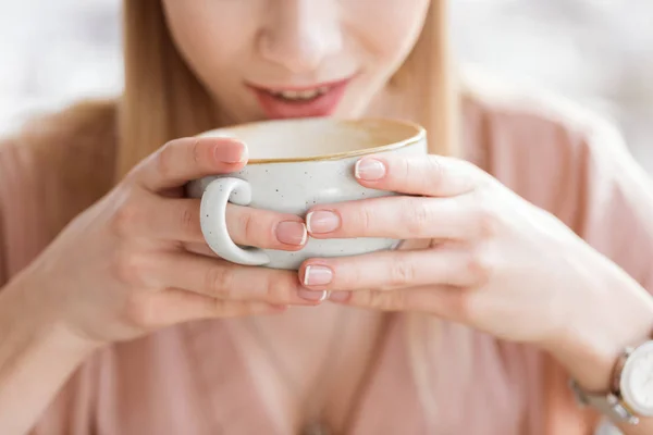 Woman drinking coffee — Stock Photo, Image