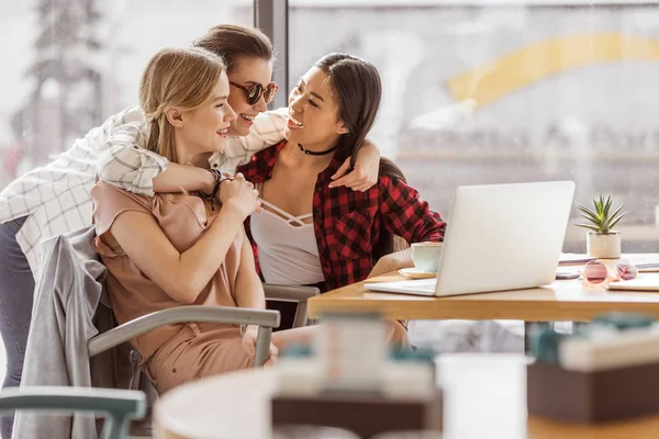 Friends spending time in cafe — Stock Photo, Image