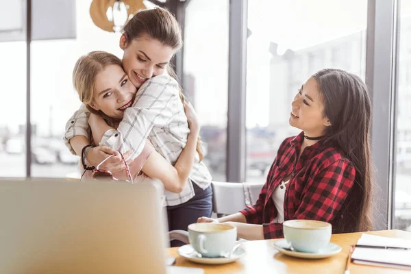 Vänner tillbringa tid i café — Stockfoto