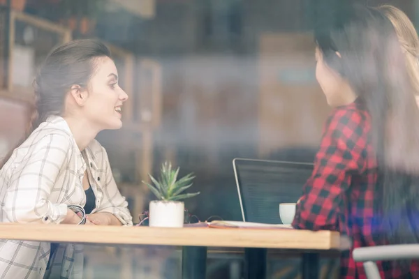 Friends spending time in cafe — Stock Photo, Image