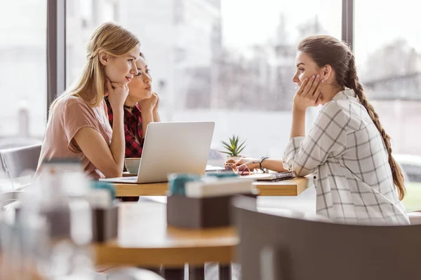 Friends spending time in cafe — Stock Photo, Image