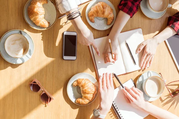 Mujeres sentadas en el descanso del café — Foto de Stock