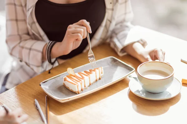 Mujer comiendo postre dulce en la cafetería — Foto de Stock