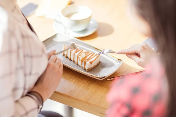 Meninas comendo sobremesa no café — Fotografia de Stock