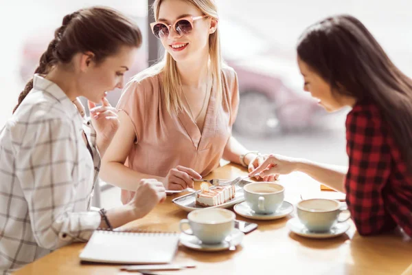 Chicas comiendo pastel y bebiendo café —  Fotos de Stock