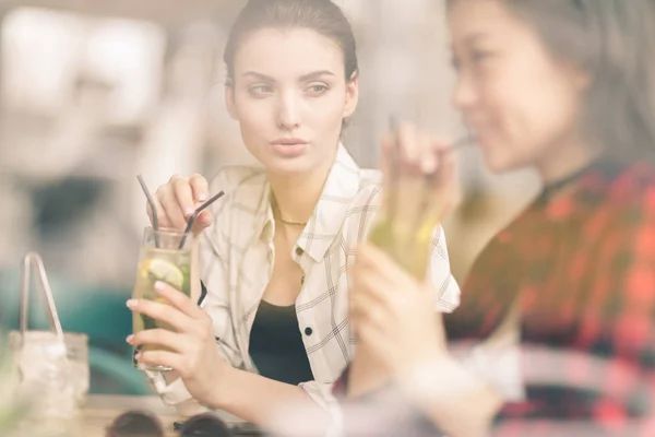 Girls drinking cocktails in cafe — Stock Photo, Image