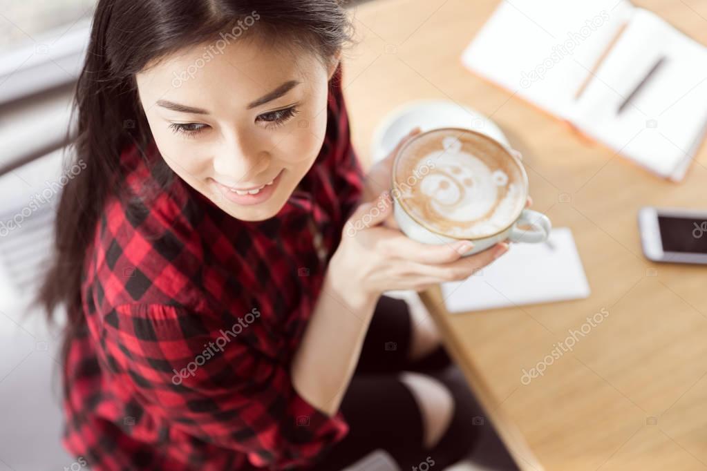 Young woman drinking coffee 