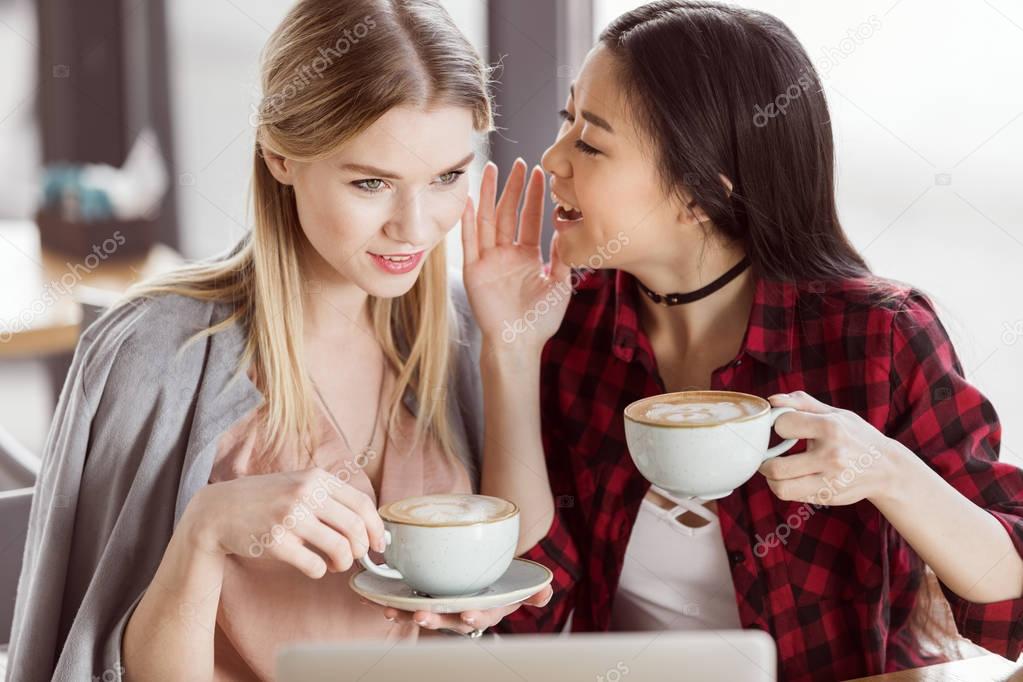 Young women drinking coffee 