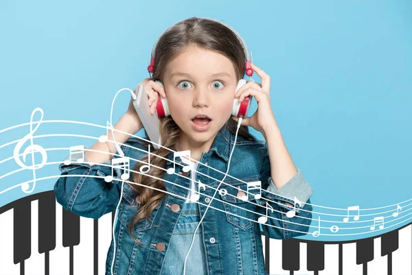 Adorável menina em fones de ouvido — Fotografia de Stock