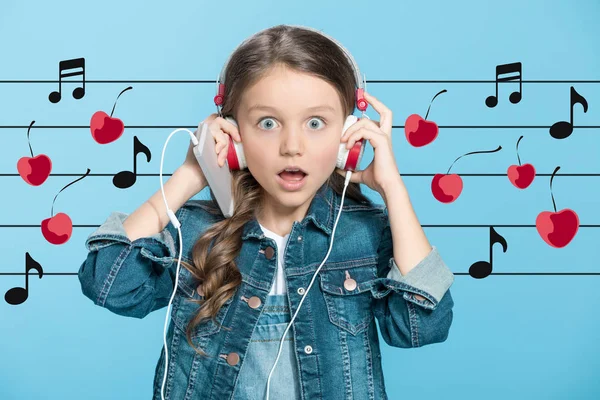 Adorável menina em fones de ouvido — Fotografia de Stock