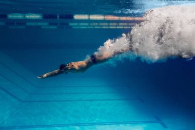 Yüzme Havuzu Yüzme erkek yüzücü sualtı resmi