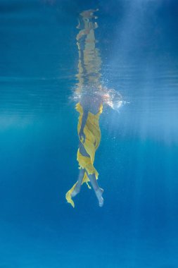 kadın elbise sualtı Yüzme içinde kısmi görünümünü