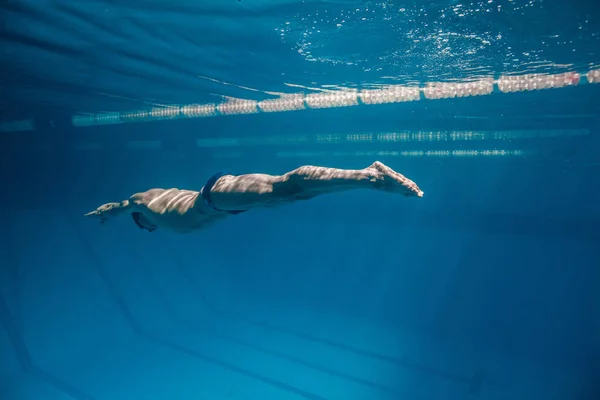 Υποβρύχια Φωτογραφία Του Αρσενικό Κολυμβητής Μου Κολύμπι Πισίνα — Φωτογραφία Αρχείου