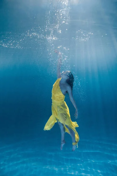 Imagem Subaquática Atraente Jovem Mulher Vestido Nadando Piscina — Fotografia de Stock