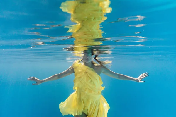 Gedeeltelijke Weergave Van Vrouw Jurk Onderwater Zwemmen — Stockfoto