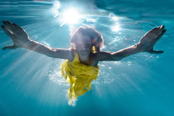 Imagem Subaquática Bela Jovem Vestido Nadando Piscina — Fotografia de Stock