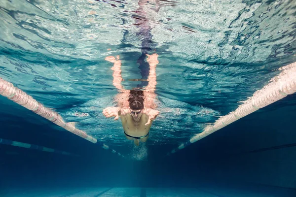 Imagen Submarina Joven Nadador Con Gorra Gafas Entrenamiento Piscina —  Fotos de Stock